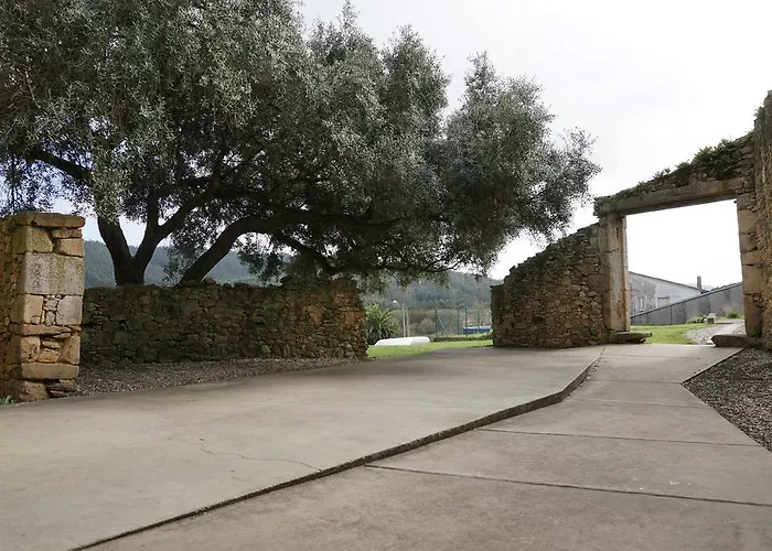 호스텔 The Camp Doninos